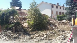 Macerie e distruzione dopo il terremoto del 23 agosto