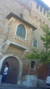 L'arch. Fabio Armillotta davanti alla facciata dell'ex Convento di San Panfilo di Sopltore
